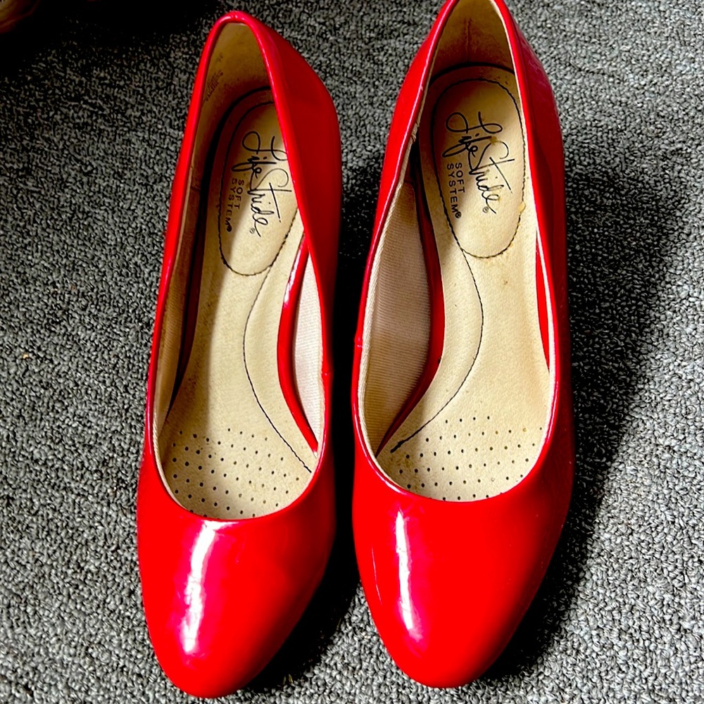 I selling because I can’t used heels doctor not recommended Is red color size 7